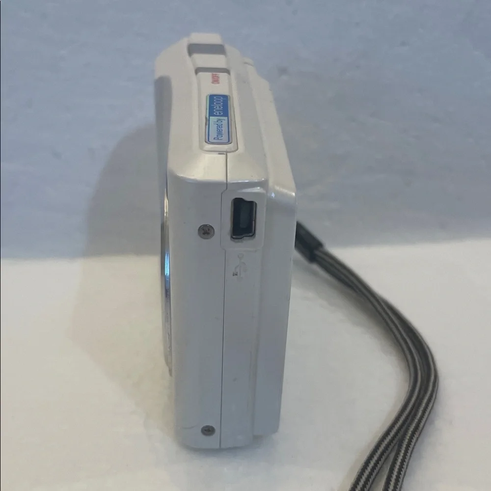 Sanyo VPC-S1285W Digital Camera 12.0 Megapixels white iso 1600 large LCD